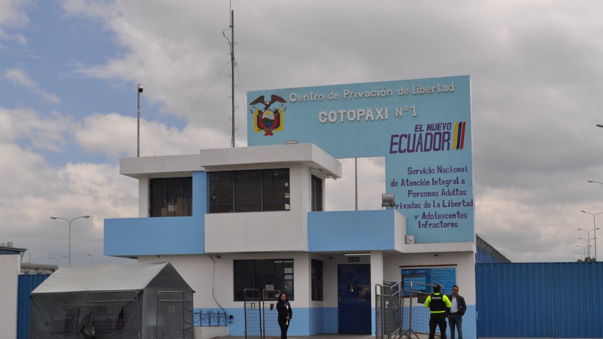 Con el traslado de las mujeres, el control de seguridad de la cárcel lo realizan hombres policías y militares.