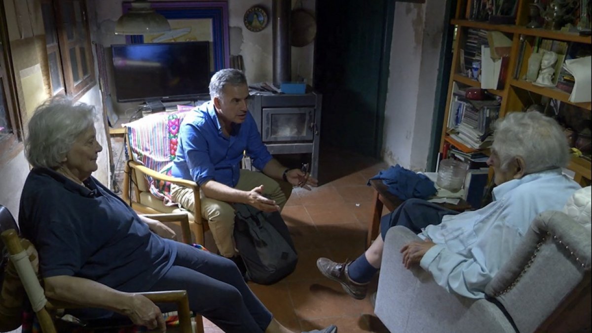 El presidente electo Yamandu Orsi, se reúne con el ex presidente de Uruguay (2010-2015), José Mujica y su esposa Lucia Topolansky, en su rancho de Montevideo.