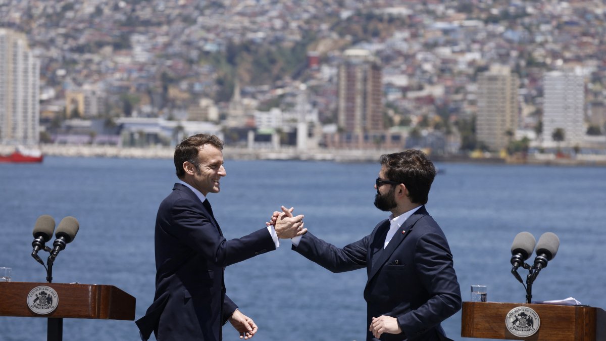 Los presidentes Emmanuel Macron (Francia) y Gabriel Boric (Chile), se dan la mano tras recorrer el rompehielos Almirante viel de la Armada de Chile en Valparaíso, el 21 de noviembre de 2024.