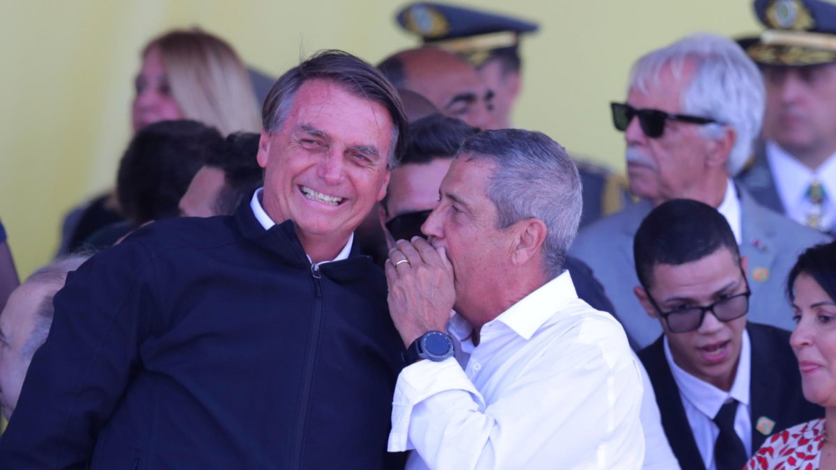 Foto de archivo del expresidente de Brasil Jair Bolsonaro (i) y el general Walter Braga Netto.