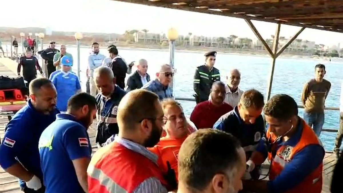 Los socorristas atendiendo a un hombre en una camilla en la ciudad portuaria de Marsa Alam, en el Mar Rojo, el 25 de noviembre de 2024.