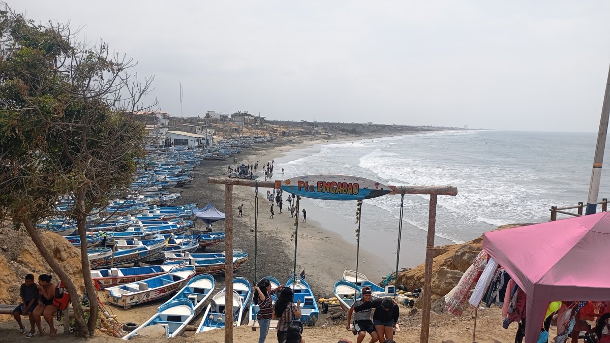 A orillas del mar, locales y extranjeros disfrutan de la vista, los paisajes naturales y las ferias que, cada vez con más frecuencia, se realizan en la comuna. 