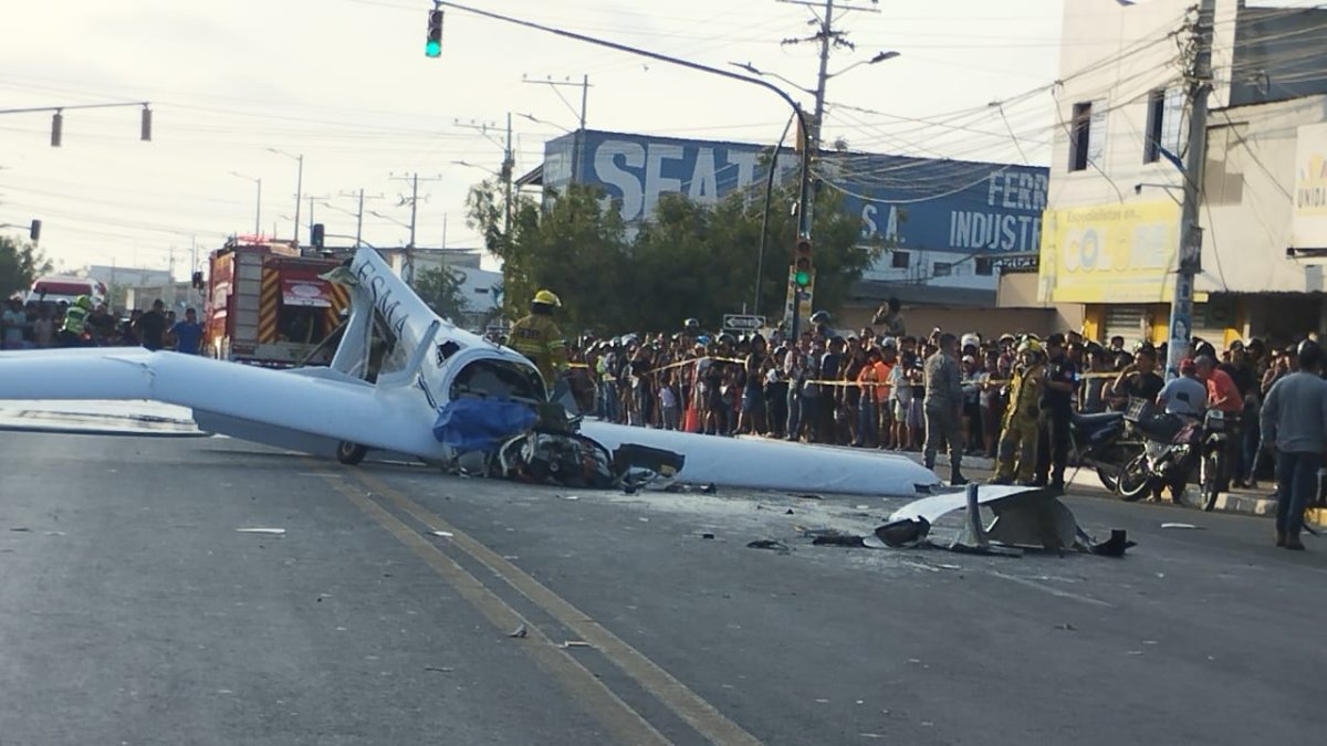 La tarde de este 26 de noviembre cayó una avioneta en una de las vías más transitadas del cantón La Libertad.