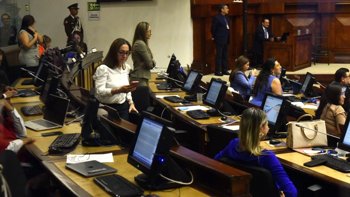 Sesión. El pleno de la Asamblea alargó y alargó el debate de las reformas al Código de la Niñez condecorando a los Cuerpos de Bomberos.