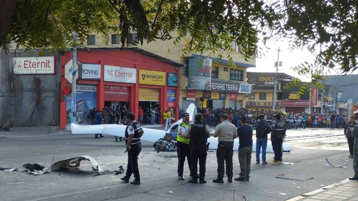 Entidades de respuesta a emergencias acudieron a la zona del accidente aéreo en La Libertad, la tarde de este martes 26 de noviembre.