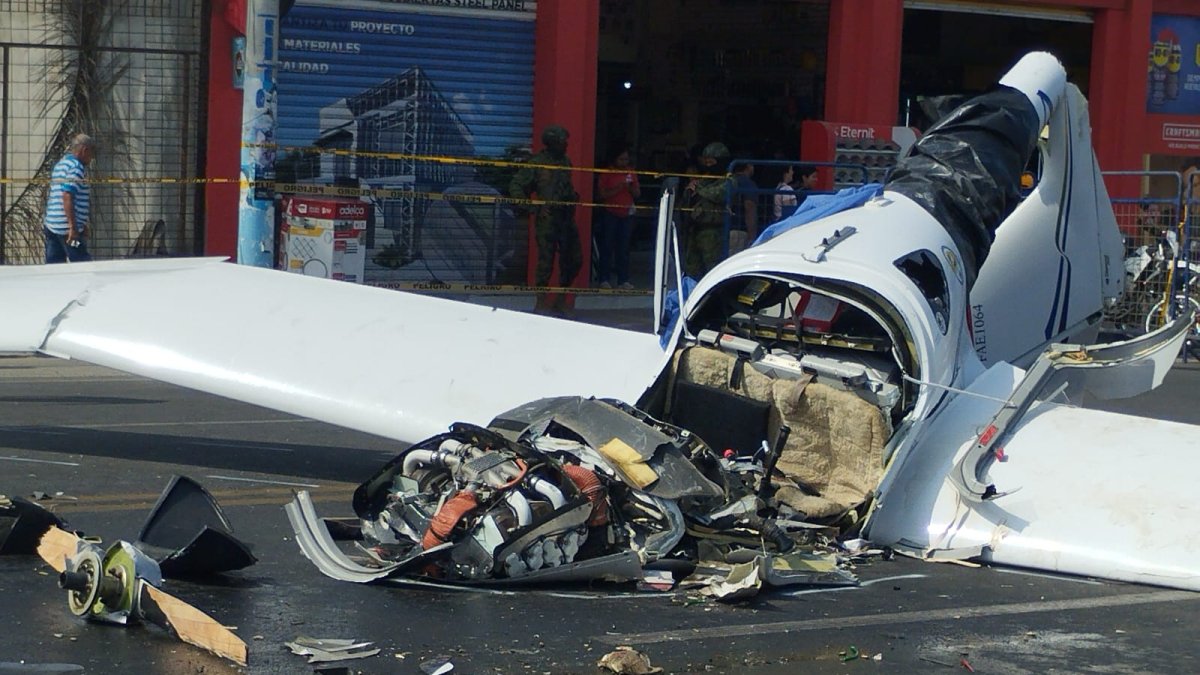 La avioneta siniestrada continúa en la avenida Eleodoro Solórzano de La Libertad.