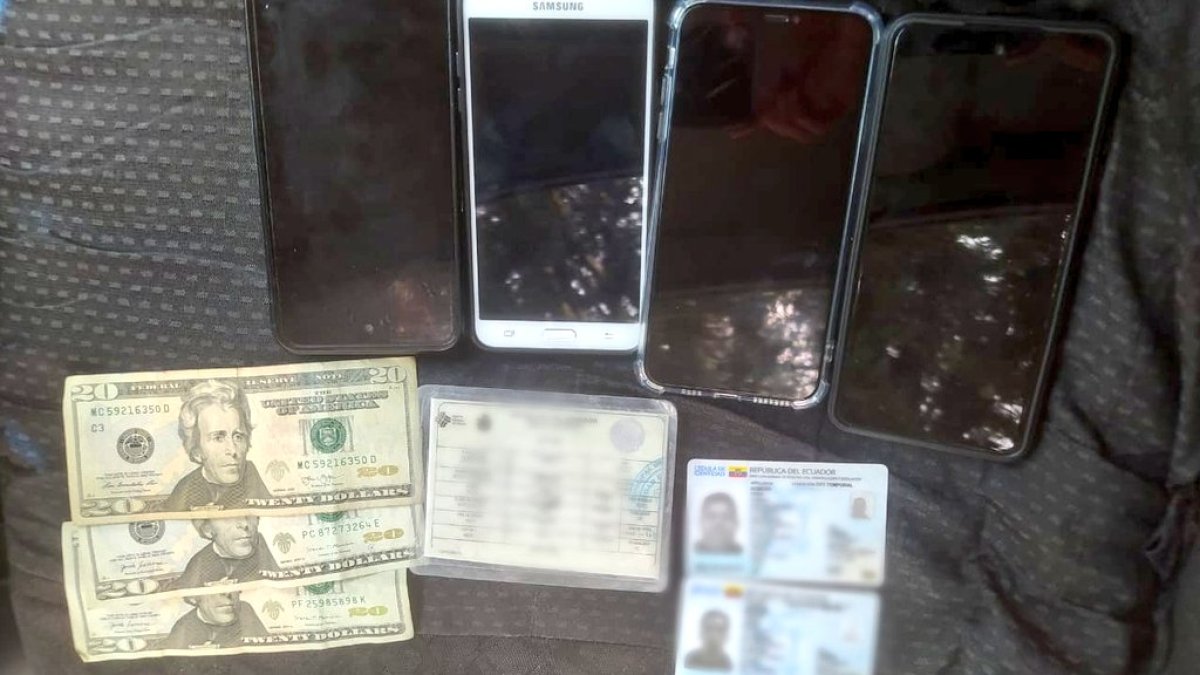 Como evidencia se encontró cuatro teléfonos móviles, 60 dólares y documentos personales de los detenidos.