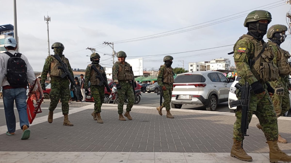 Tras lo ocurrido la presencia militar se ha intensificado en Playas. La ciudadanía exige que no sea solo por unos días.