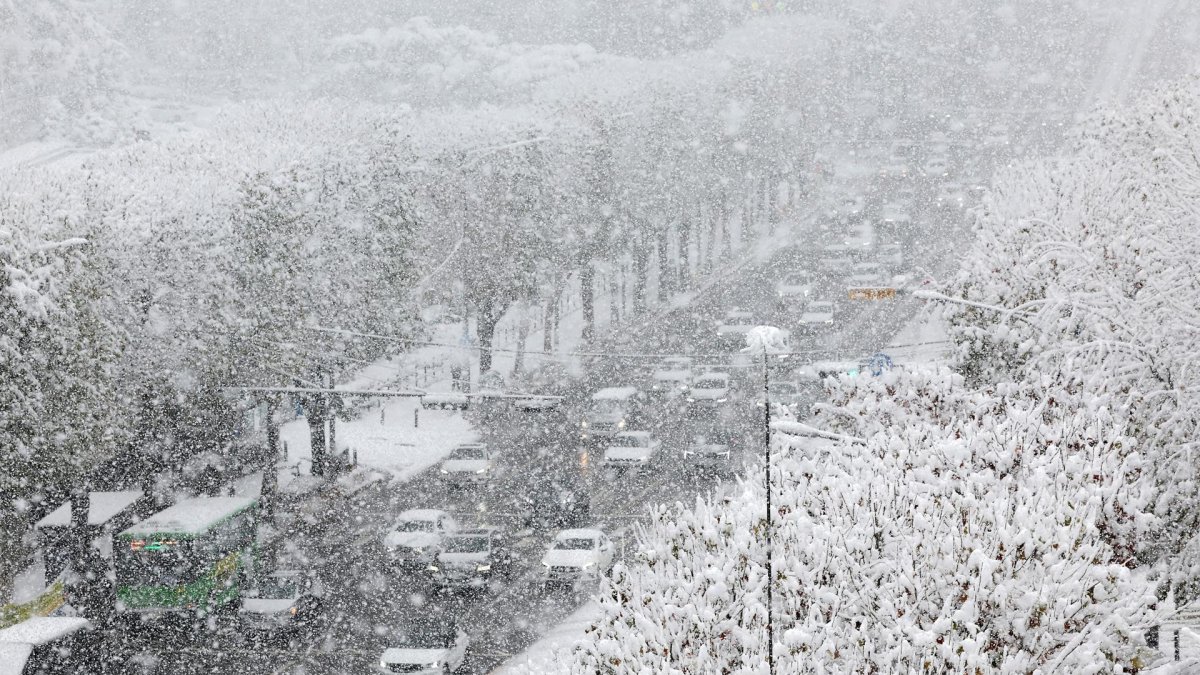 Una larga columna de vehículos se amontonan en una vía de ingreso a Seúl, tras la fuerte neveda que afectan a Corea del Sur.