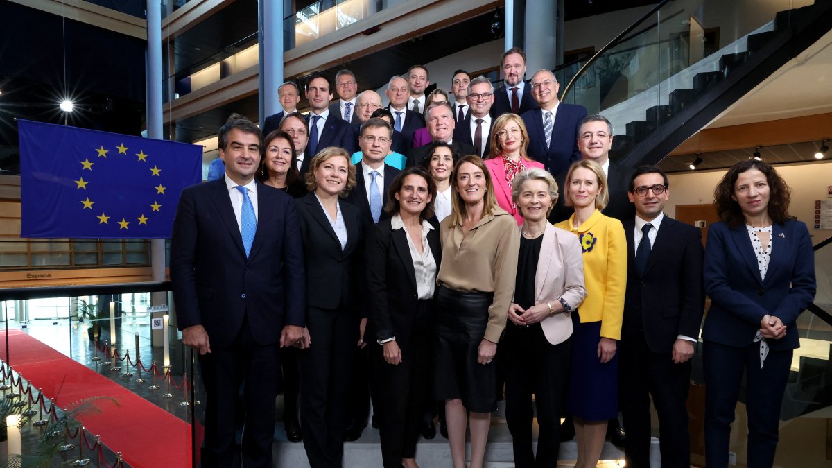 La presidenta de la Comisión Europea, Ursula von der Leyen y la presidenta del Parlamento Europeo, Roberta Metsola, posan con el recién elegido Colegio de Comisarios en el Parlamento Europeo.