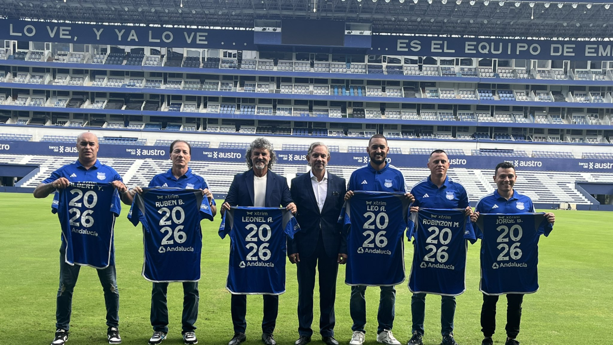 Leonel Álvarez (c) junto a los miembros de su cuerpo técnico en la llegada a Emelec