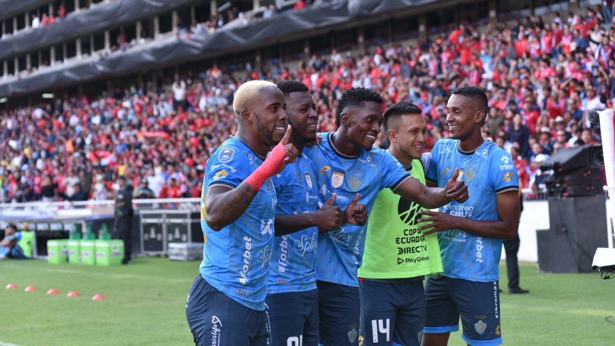 Jugadores de El Nacional celebraron el primer gol en la final de Copa Ecuador ante IDV