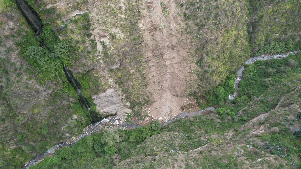 La quebrada que colinda con el río Guambi se ha convertido en un botadero de todo tipo de escombros.