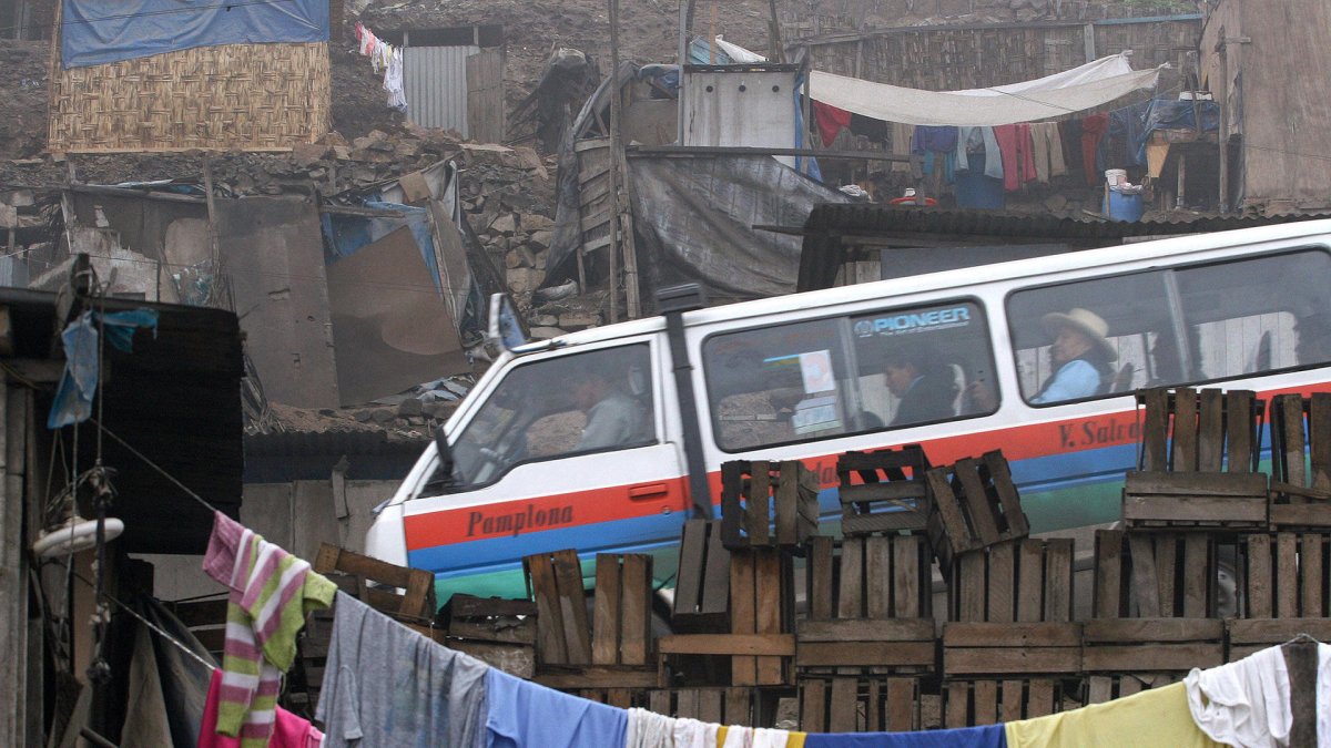 Un grupo de personas ciajan en un transporte en el barrio Pamplona Alta, a las afueras de Lima (Perú).
