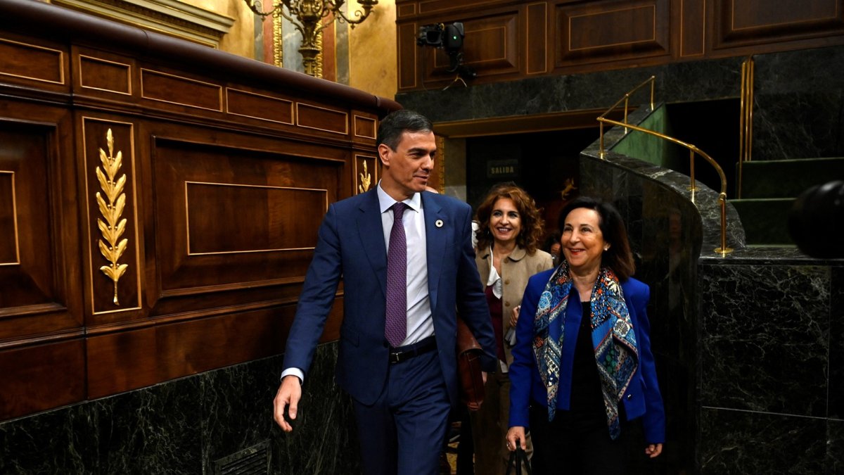 El presidente del Gobierno español, Pedro Sánchez, junto a la ministra de Defensa de España, Margarita Robles y la ministra de Presupuesto, María Jesús Montero, llega a la Cámara Baja española.