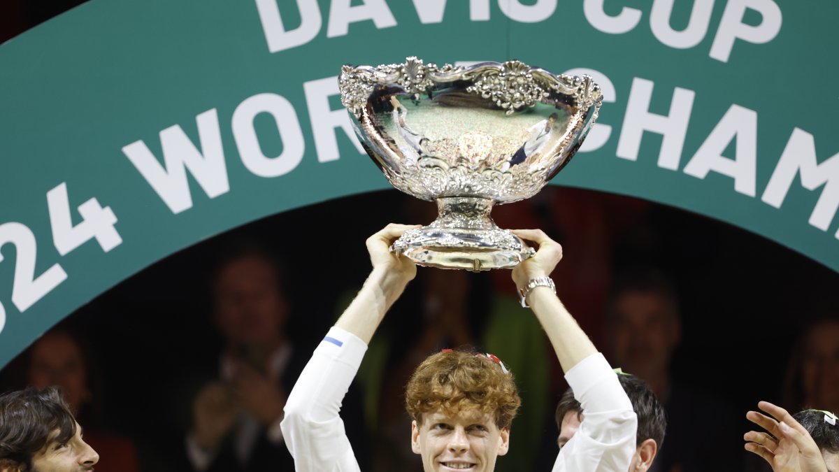 Sinner, con 23 años, no solo levantó la Copa Davis este 2024, sino que ganó dos Gran Slams: el Abierto de Australia y el US Open.