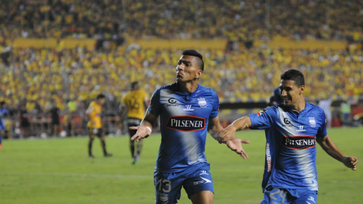Ángel Mena (i) festeja uno de sus goles en el estadio Monumental con la camiseta de Emelec