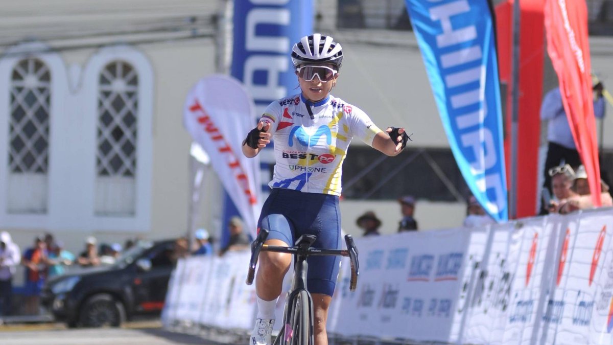 El festejo de Nahomi Játiva tras ganar la última etapa de la Vuelta al Ecuador y coronarse campeona prejuvenil.