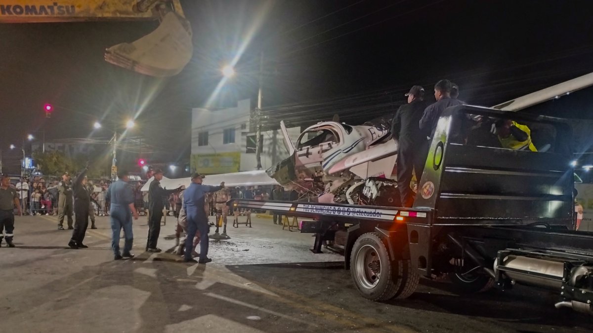 Los restos de la avioneta fue removida de la avenida Eleodoro Solórzano, en La Libertad, la noche de este miércoles 27 de noviembre.