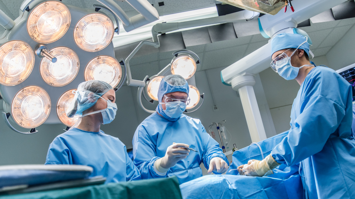 Referencial. Doctores operando.
