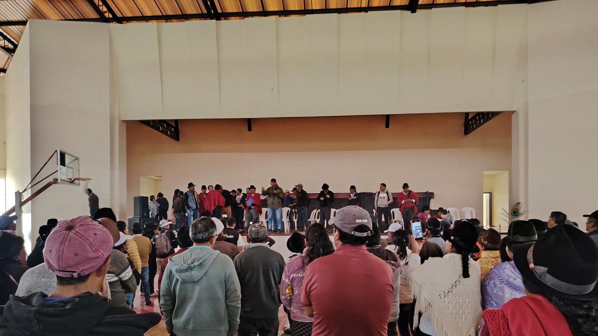 Cientos de integrantes de comunidades indígenas de Salcedo, Latacunga y Pujilí acudieron a la reunión.