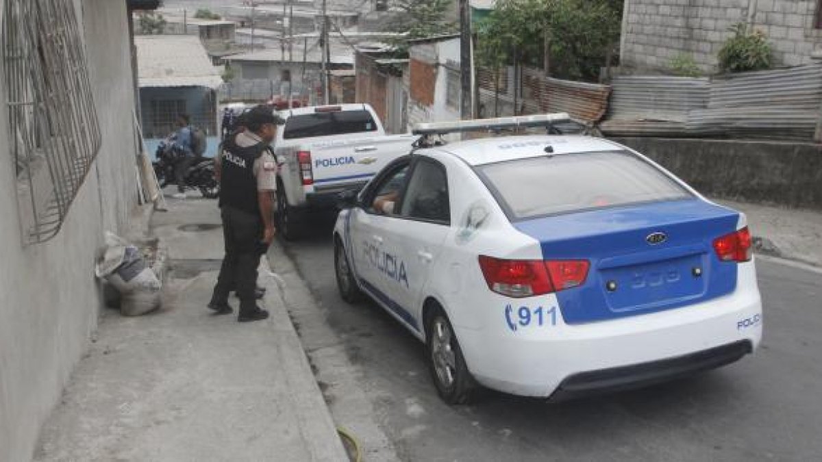 La policía realizaba un patrullaje de control cuando les avisaron del hallazgo de un cadáver prendido en llamas.CHRISTIAN VINUEZA