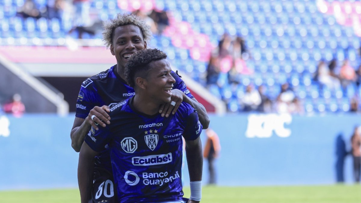 Keny Arroyo festeja un gol con el negriazul.