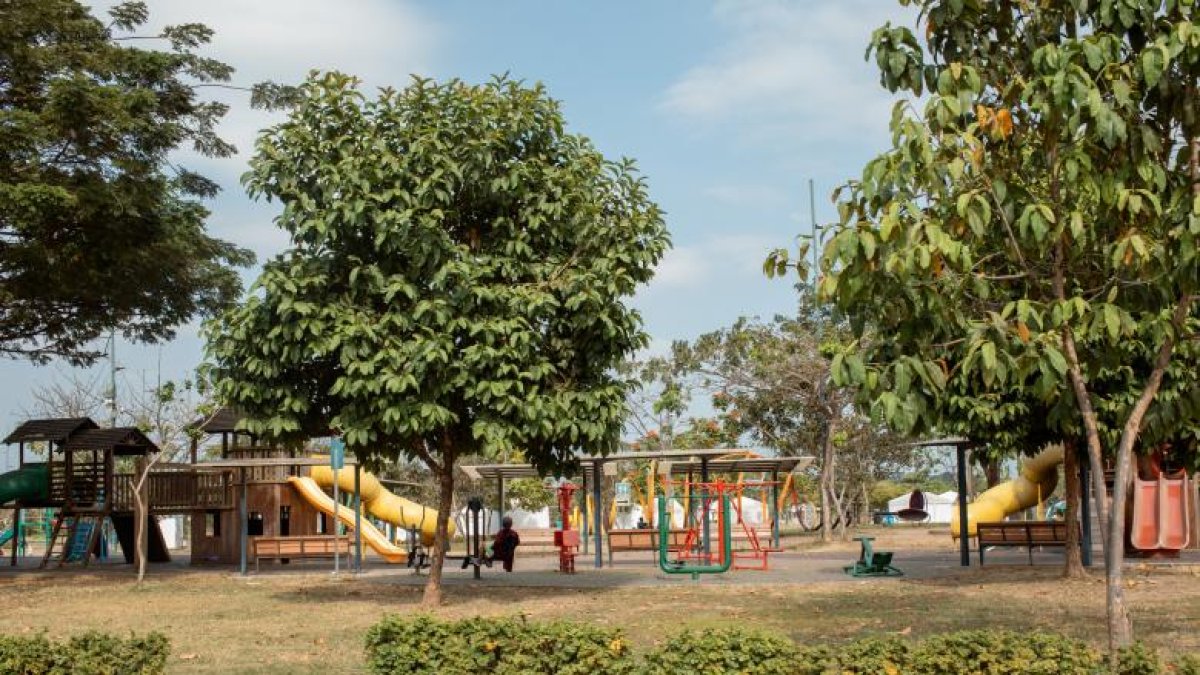 El parque Samanes tiene una extensión de 354 hectáreas, de las cuales 85 aproximadamente están intervenidas. Hoy la competencia del espacio la tiene el Municipio.