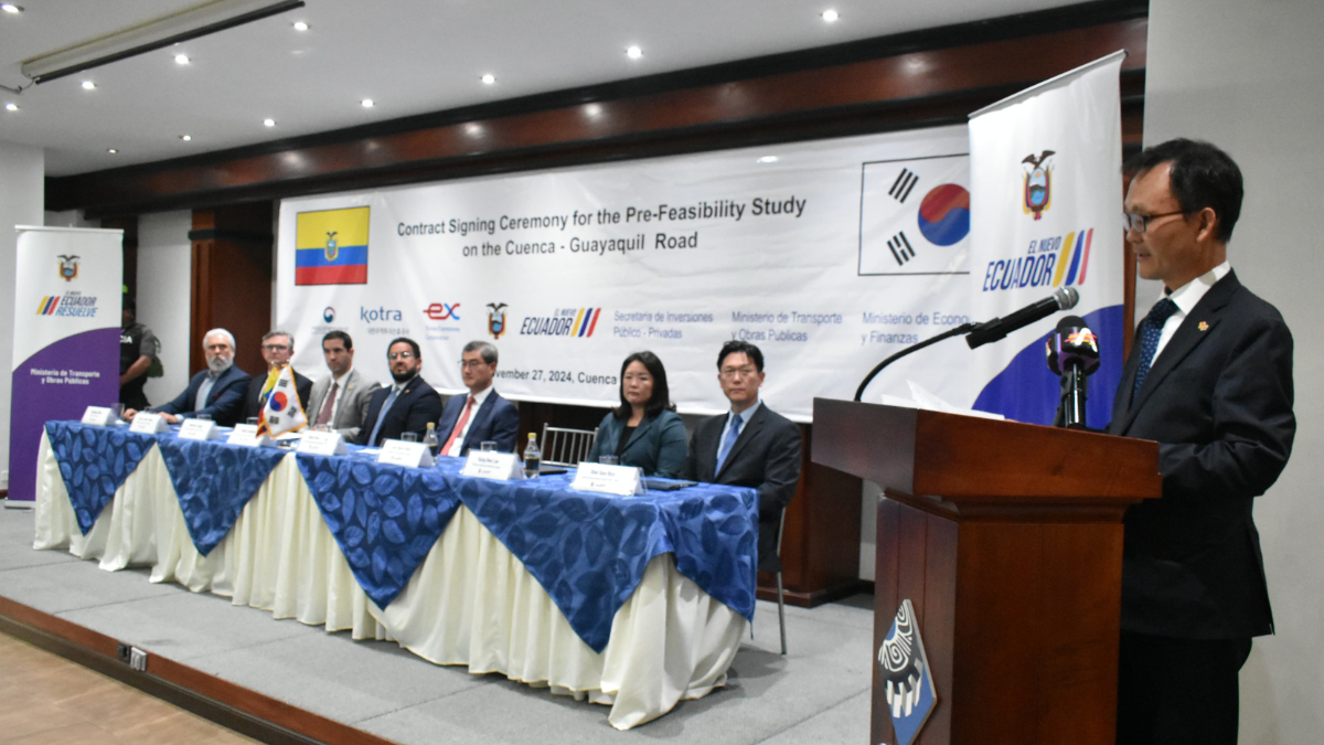 La firma del convenio se dio en la Cámara de Industria de Cuenca y contó con la presencia de los ministros de Finanzas, Obras Públicas y de la Secretaria de Inversiones Público- Privadas.