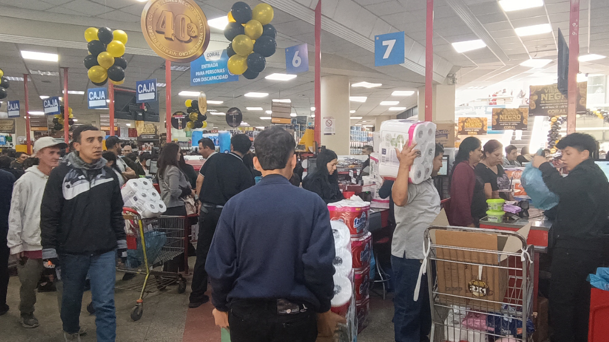 Las cajas de una cadena de supermercados de Cuenca lucieron abarrotadas de personas que realizaba sus comprar en el 'black friday'.