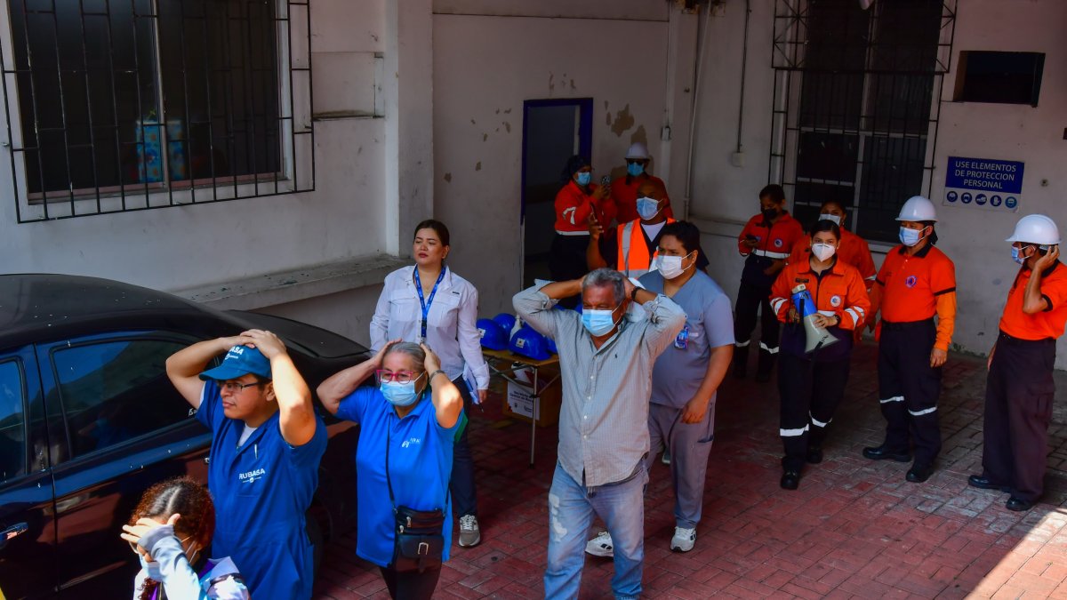 Personal médico y pacientes salieron de forma ordenada durante el simulacro.