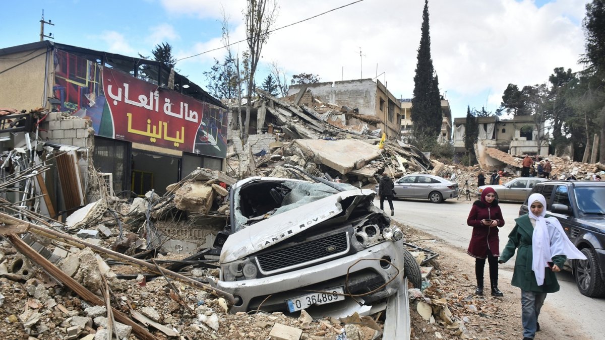 Varias personas inspeccionando los daños en la aldea de Ras al-Ain en las afueras de la ciudad de Baalbeck, en el noreste del Líbano.