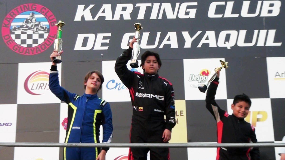 En la categoría mini, Valarezo (c) superó a Sebastián Saab (i) y a Kaleth Alvarado (d) en la penúltima jornada del torneo provincial de karting.
