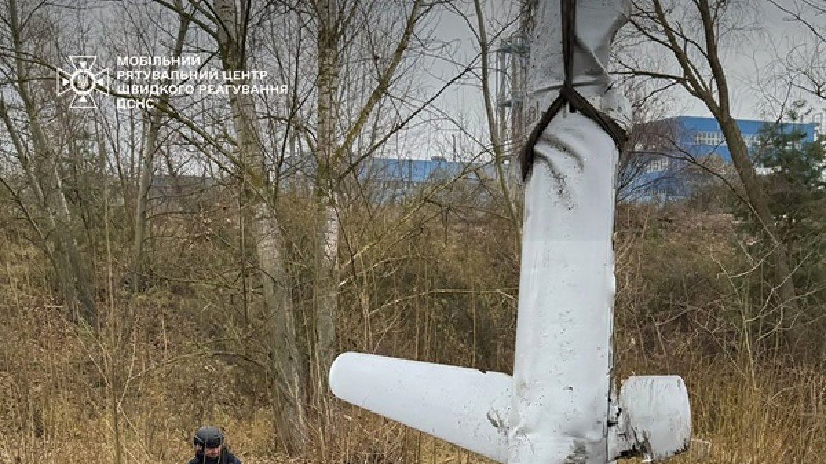 Un rescatista ucraniano supervisa la carga de los restos de un misil de crucero ruso X-55 en un camión tras un ataque con misiles en Kiev, en medio de la invasión rusa de Ucrania.