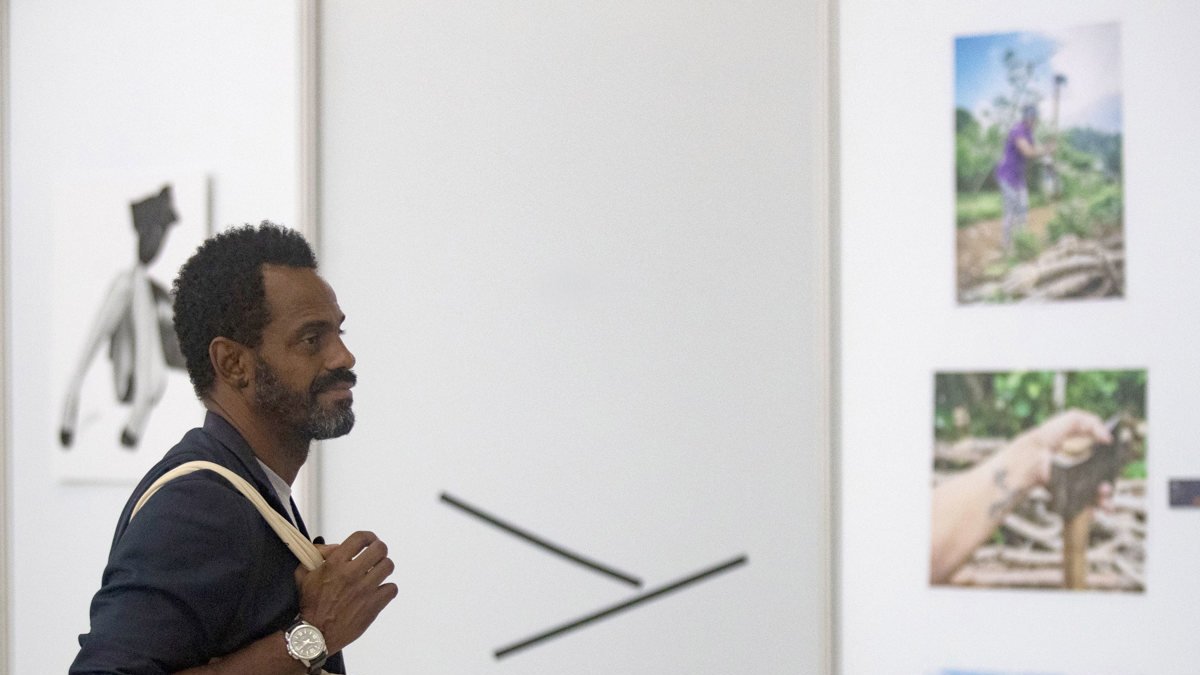 El curador de la exposición Womens Society, Alay Fuentes, observa algunas obras de la muestra Aliuneaciones al límite.