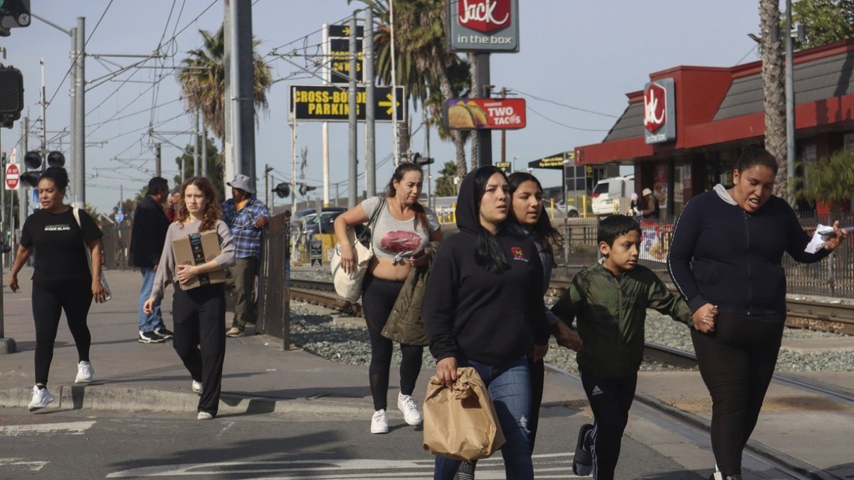 Varios compradores regresan a la frontera entre Estados Unidos y México con sus adquisiciones en San Ysidro, California, el 26 de noviembre de 2024.