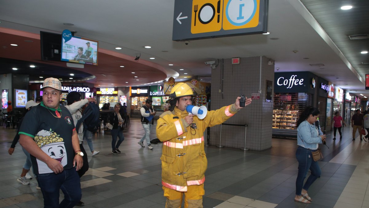 Directrices. Guías orientaban para evacuar a una ciudadanía extrañada por las sirenas. Muchos no sabían del simulacro, otros no lo tomaron con seriedad e ignoraban.