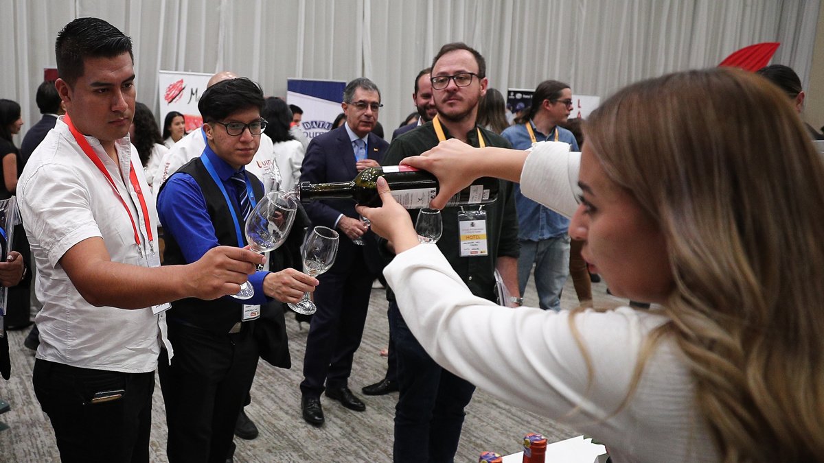 Una mujer sirve vino durante la 'Jornada de Gastronomía y Vinos de España 2024