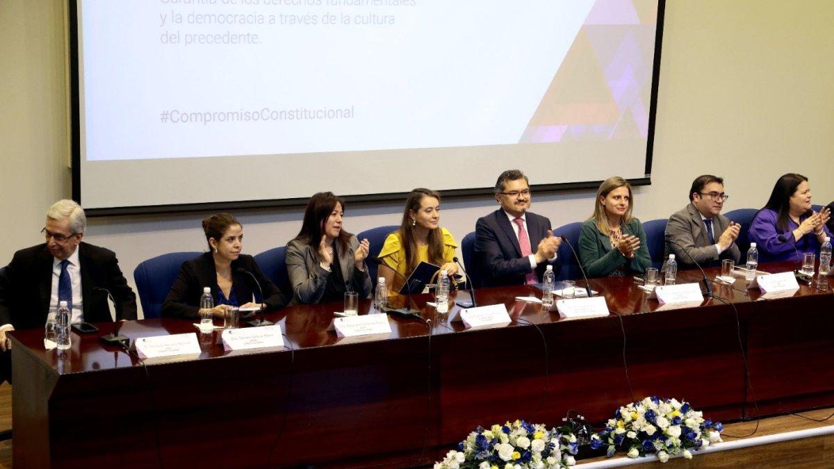 La Corte Constitucional está conformada por nueve jueces.