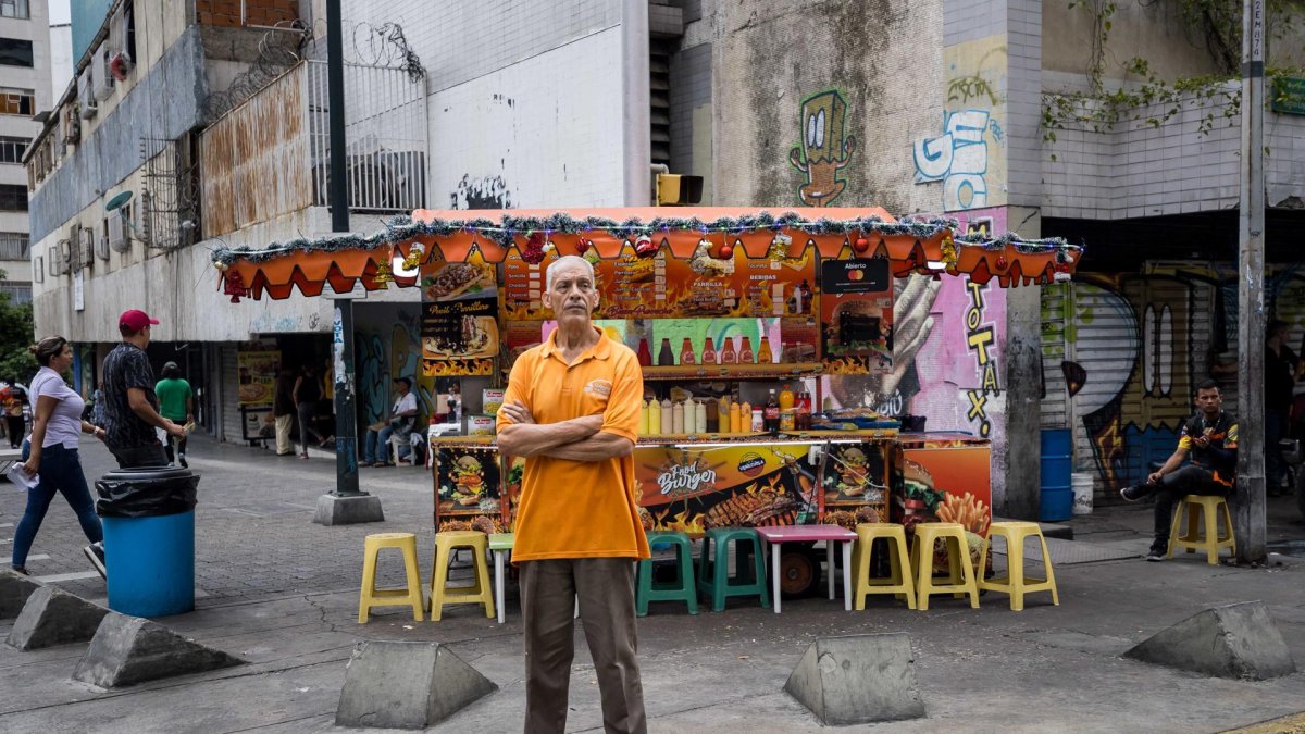 Un vendedor informal ofrece sus productos en una calle, el 13 de noviembre de 2024 en Caracas (Venezuela).