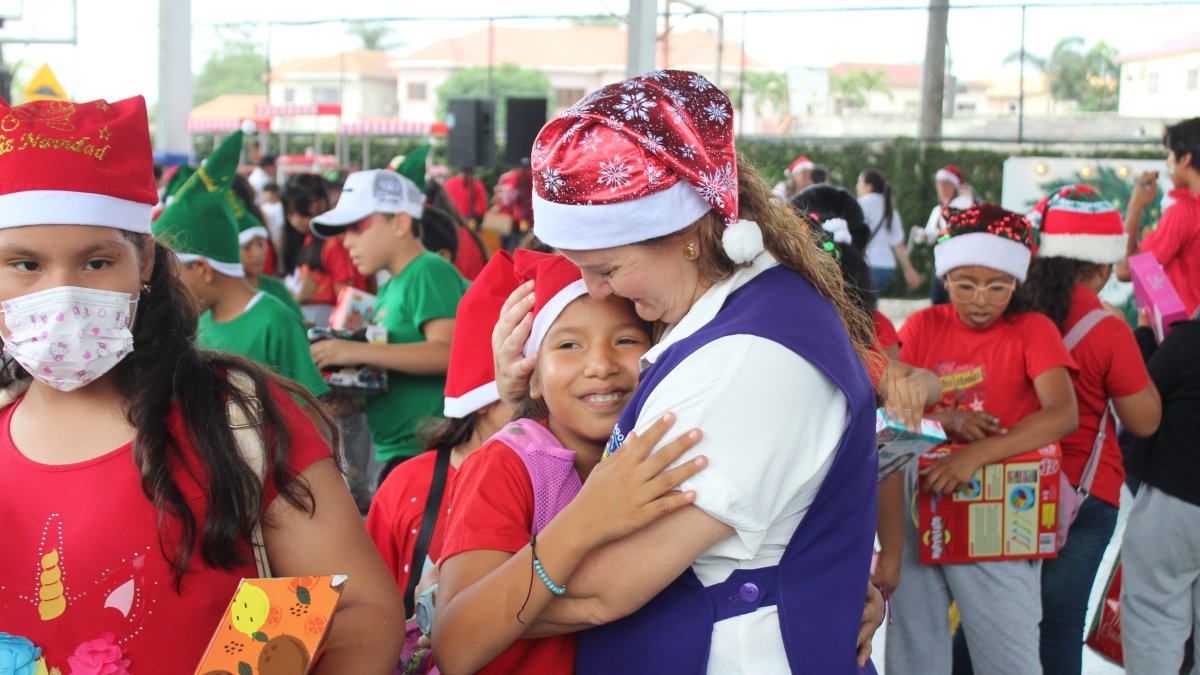 Las voluntarias de la Fundación Logos realizan un agasajo por Navidad