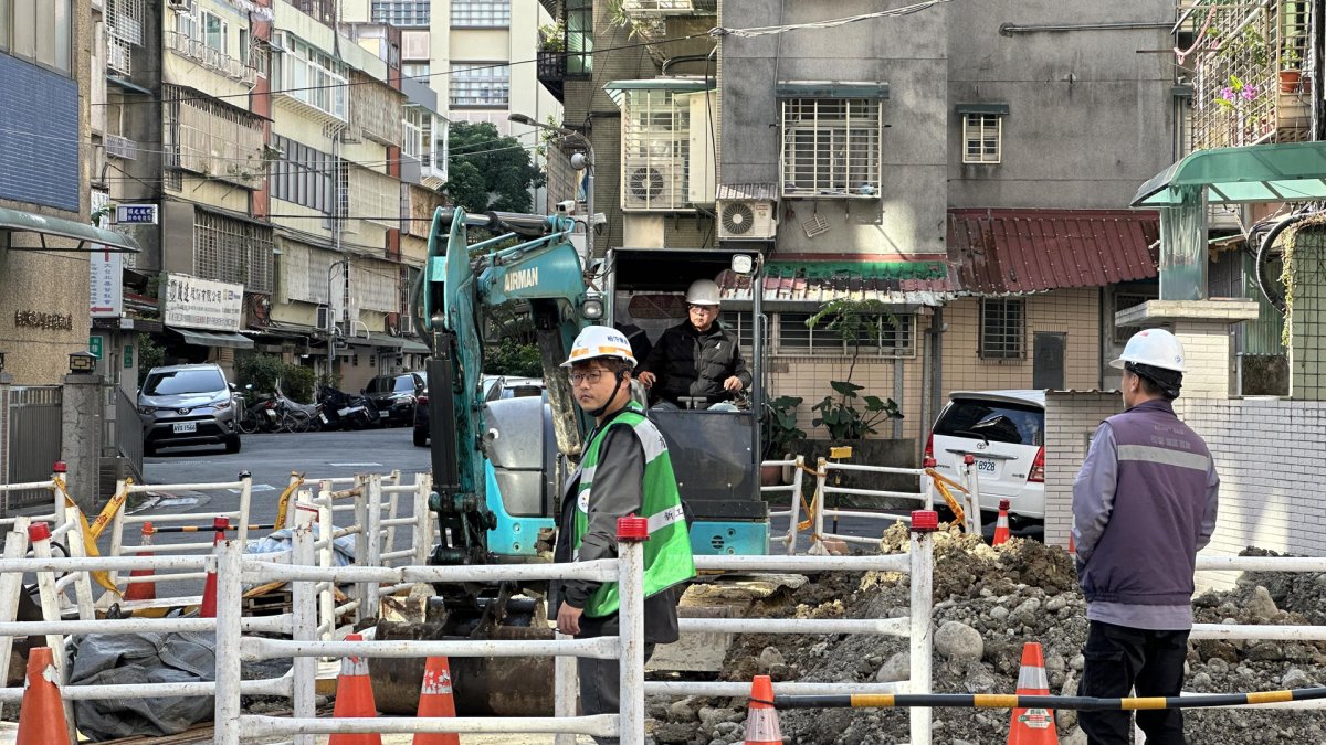 Un grupo de operarios trabaja en la reconstrucción de calzadas y vías públicas en el distrito de Wenshan, Taipéi (Taiwán).