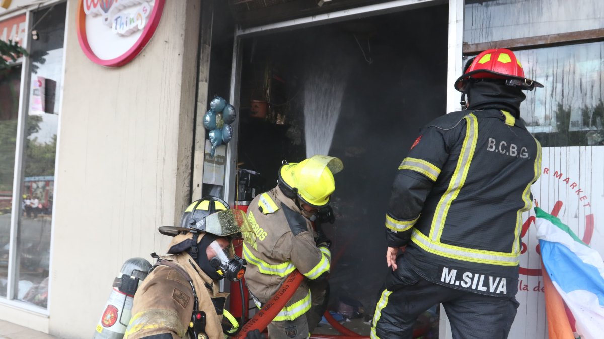 Un incendio se registró en una plaza comercial de la vía a la costa la tarde de este jueves 28 de noviembre.