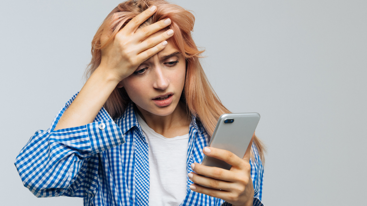 Que llamen a tu amigo o le escriban por tu deuda es hostigamiento.