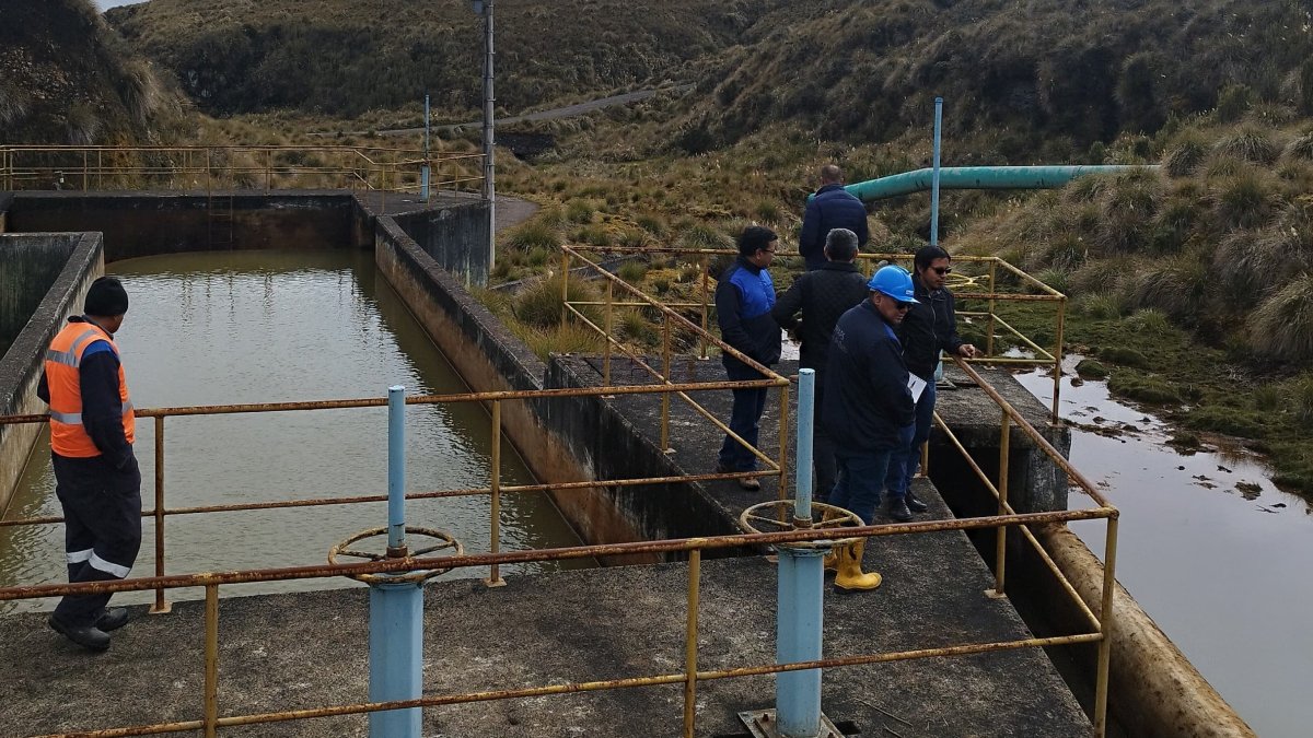 Funcionarios de la Epmaps y Ministerio del Ambiente recorrieron el embalse de Salve Faccha para revisan las acciones que aplica la empresa municipal frente a la sequía extrema en Quito.