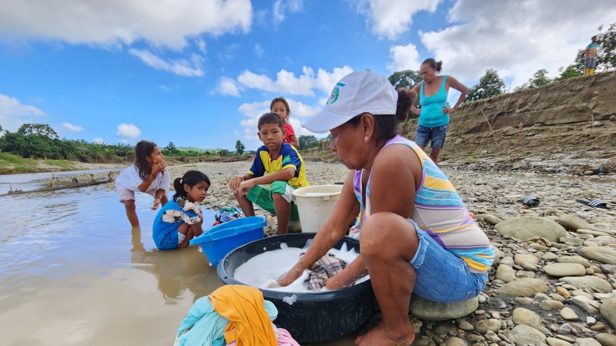 El acto de lavar es un ritual que conecta a las mujeres con su herencia ancestral.