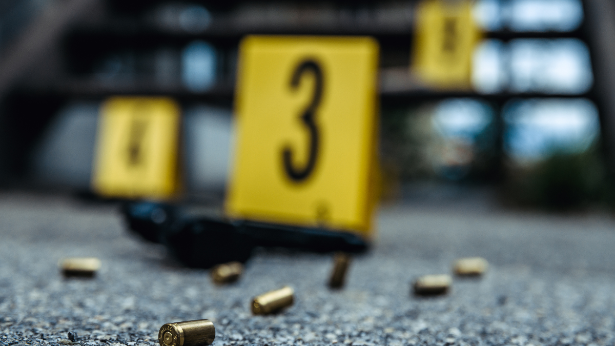 Una de las víctimas tenía antecedentes penales por abuso sexual, según información policial.