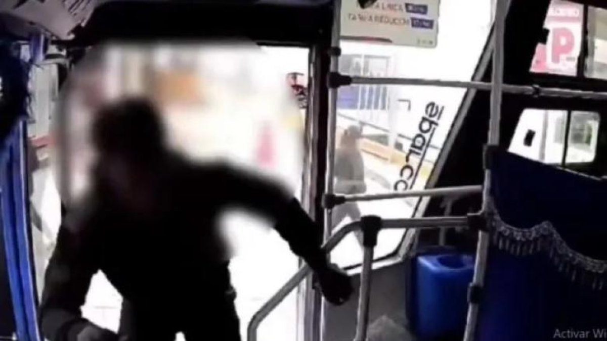 El atraco quedó registrado en la cámara del bus.