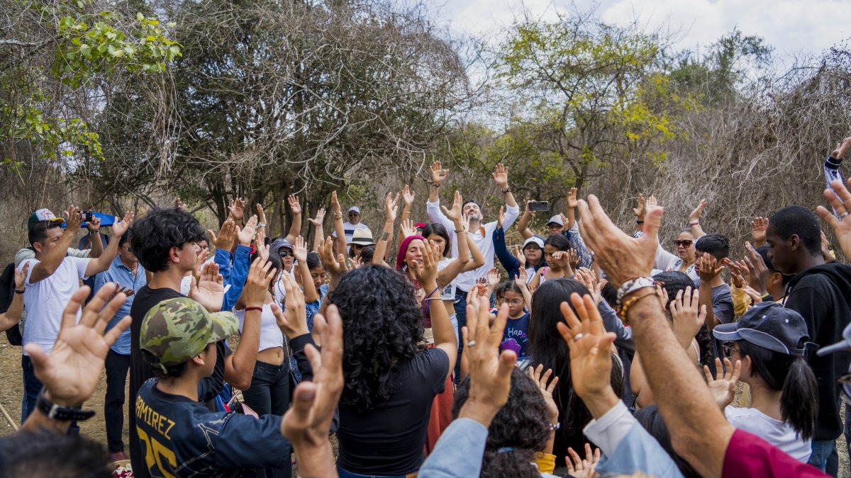 El rito de los comuneros para pedir a los dioses Guancavilcas por mejores días para la tierra.