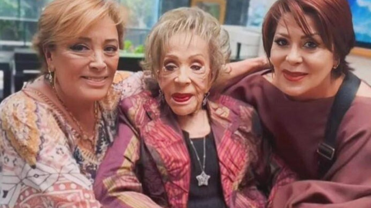 Con sus hijas, Sylvia Pasquel y Alejandra Guzmán.